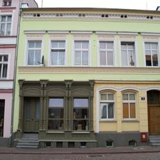 Dom z dwiema oficynami