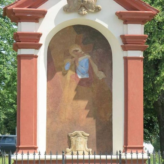 Kaplička vpravo u vjezdu do ulice Lípy v Kosmonosech