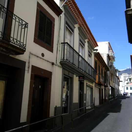 Edifício na rua das Mercês, n.º 69
