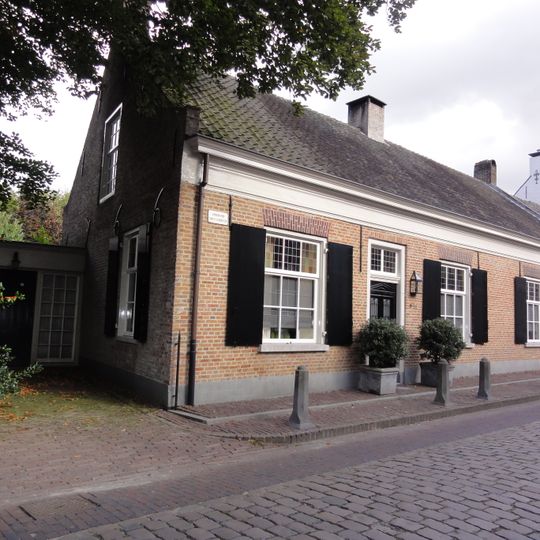 Huis onder dwars zadeldak tussen zij-topgevels