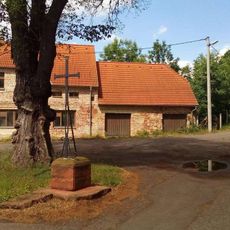 Kříž před kostelem v Kryrech