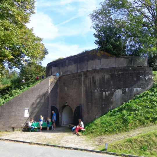 Fort het Hemeltje: Bomvrije flankbatterij B, poterne en remise B