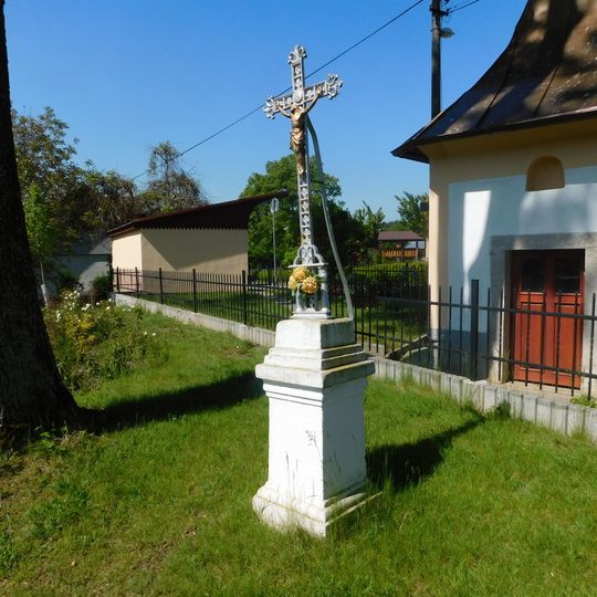 Kříž u kaple v Bystré