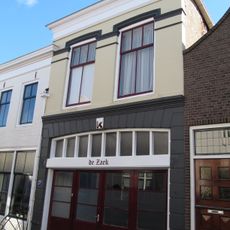 Huis met gepleisterde lijstgevel