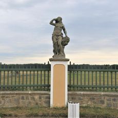 Alegorická socha Léto v ohradě zámecké zahrady ve Veltrusech