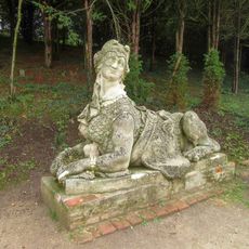 Socha sfingy ve Valticích v zámeckém parku (2)