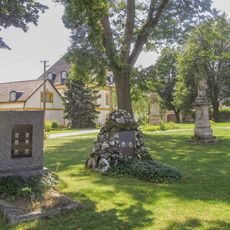 Pomník padlým v Hnojicích u kostela