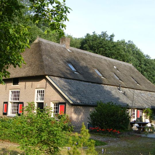 Fraai gelegen hoeve, met schuur