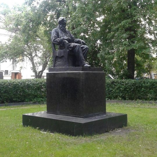 Лев Толстой һәйкәле