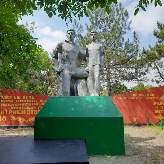 Monument în memoria consătenilor căzuți în război