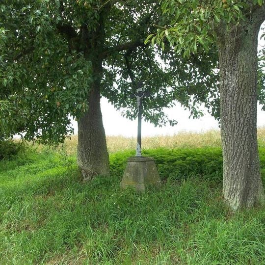 Kříž na rozcestí severně nad Něšovem