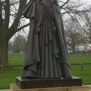 Elisabeth-II.-Statue (Runnymede)