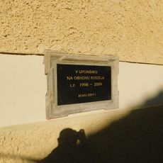 Pamětní deska obnovení kostela v Tuklatech