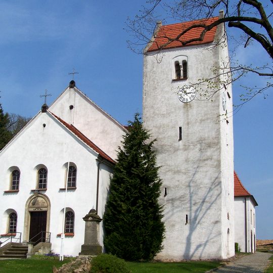 Kirche , Kirchhof mit Kriegerdenkmal für die Gefallenen des 1. Weltkrieges, zwei Grabmalen und Einfriedung Schulstraße -