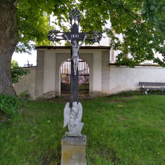 Kříž u kostela ve Mlýnech