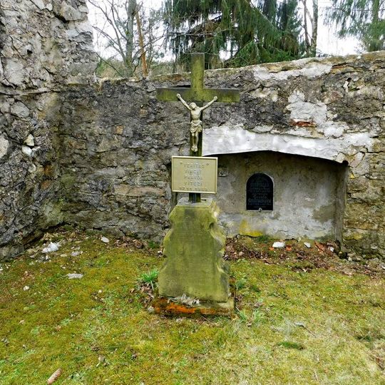 Památník 17. listopadu 1989 na hřbitově u kostela v Sobíňově