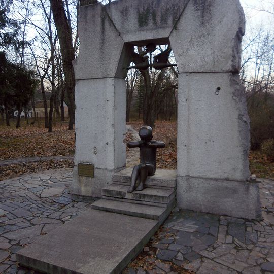 Пам'ятний знак загиблому поселенню Передмостова Слобідка