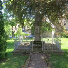 Pomník padlým naproti kostelu v Kovářské