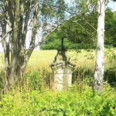 Podstavec s ulomeným křížem u silnice jižně od Křížového vrchu u Frýdlantu