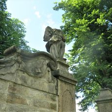 Socha anděla u brány k areálu kostela ve Starých Křečanech