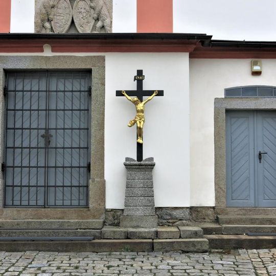 Kříž u kostela v Lipové