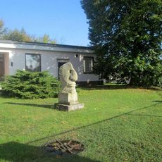 Plastika ve Dvorci v ulici U Trati