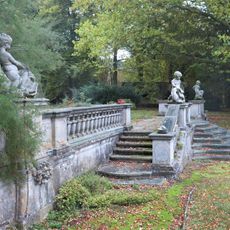 Sochy puttů s rybami na schodišti v zámeckém parku ve Vidimi