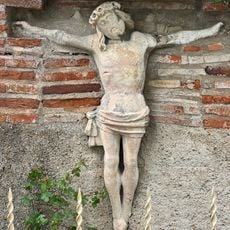 Statue du Christ en croix