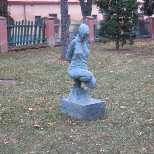 Socha Násilí v parku před muzeem v Malé pevnosti Terezín