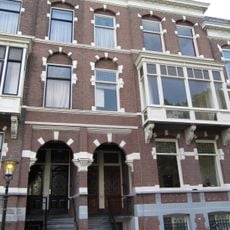 Pand in neo-renaissance trant met souterrain, ontlastingsbogen met blokken en brede erker op versierde consoles