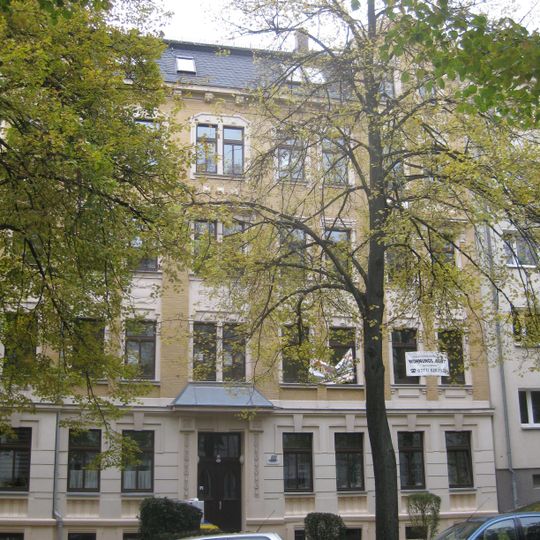 Mietshaus in geschlossener Bebauung mit Vorgarten Würzburger Straße 50