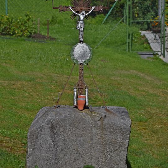 Kříž v zahradě domu 54 v osadě Rozhled