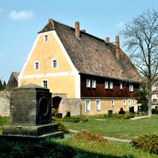 Pfarrhaus und Scheune eines Pfarrhofes Karl-Marx-Straße 15