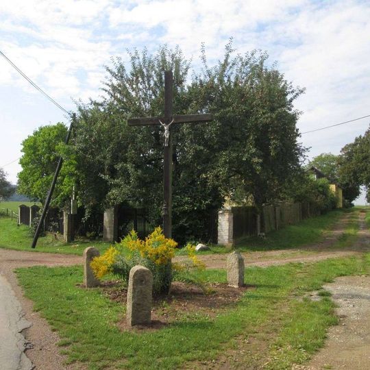 Kříž v Ostrovci na rozcestí