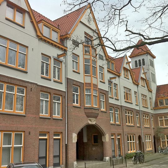 Zaanhofcomplex: noordelijke woonblok op U-vormig grondplan bestaat uit 38 gestapelde woningen