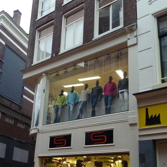 Hoekhuis met gevel onder gesneden verhoogde lijst met consoles