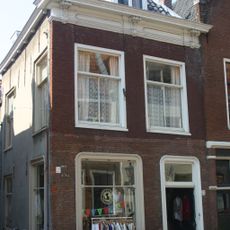 Pand met lijstgevel. Goot met drie consoles