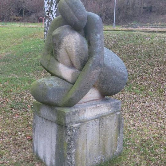 Socha Odpočívající žena v areálu bývalého koupaliště v Žižkově údolí v Bílině