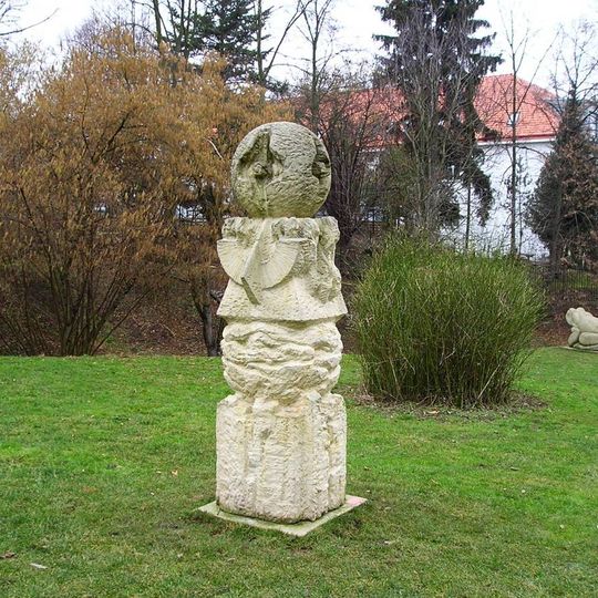 Kamenná plastika Sluneční hodiny v Praze-Lysolajích