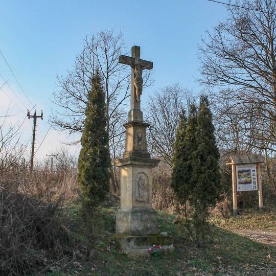 Kříž v Bezděkově u Úsova na rozcestí
