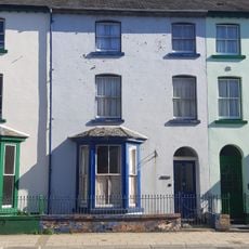 Cefn-y-wern, including forecourt railings and gate
