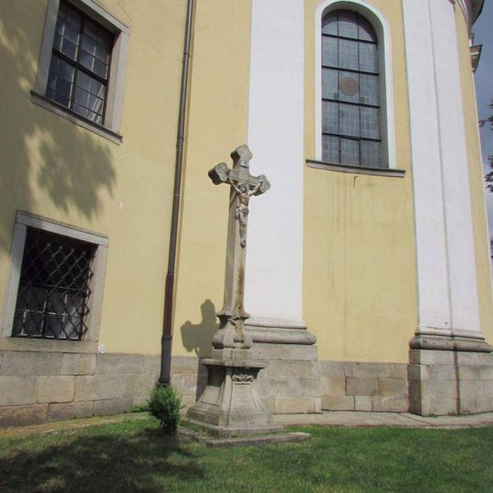 Kříž u presbytáře kostela sv. Vavřince v Dačicích