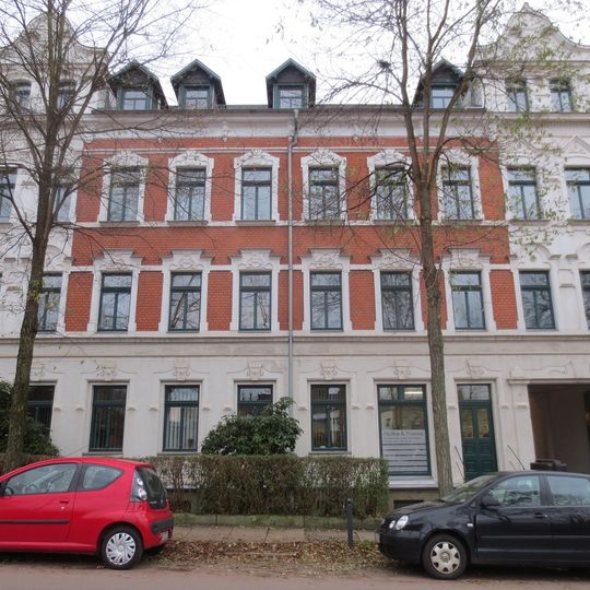 Mietshaus in geschlossener Bebauung mit Vorgarten und rückwärtigem Nebengebäude Schiersandstraße 6