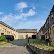 Wohnstallhaus, Scheune, Seitengebäude und zweites Wohnstallhaus eines Dreiseithofes Parkweg 16