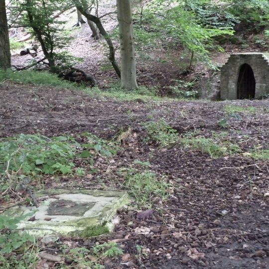 Kasteel Genbroek: beeld op sokkel bij moestuin