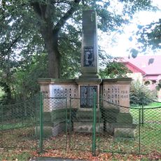 Pomník padlým v ulici Za Jezerem ve Veltrubech