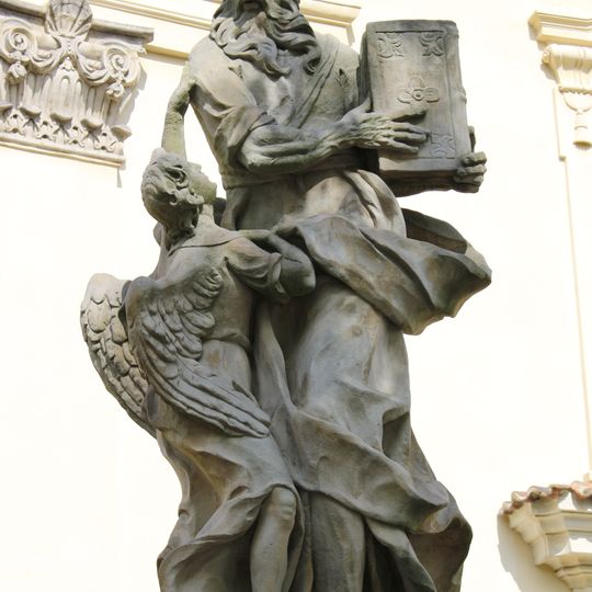 Socha svatého Matouše na ohradní zdi kostela v Lysé nad Labem