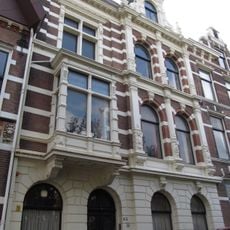 Pand met renaissancegevel. Zeer rijke gevelbehandeling met banden, halve zuilen en pilasters met bewerkte schachten, sluitstenen, lijsten en consoles.