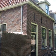 Eenvoudig huisje, alleen parterre met hoog zadeldak en hijsluik