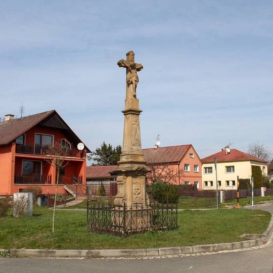 Kříž v Újezdu na rozcestí naproti hostinci